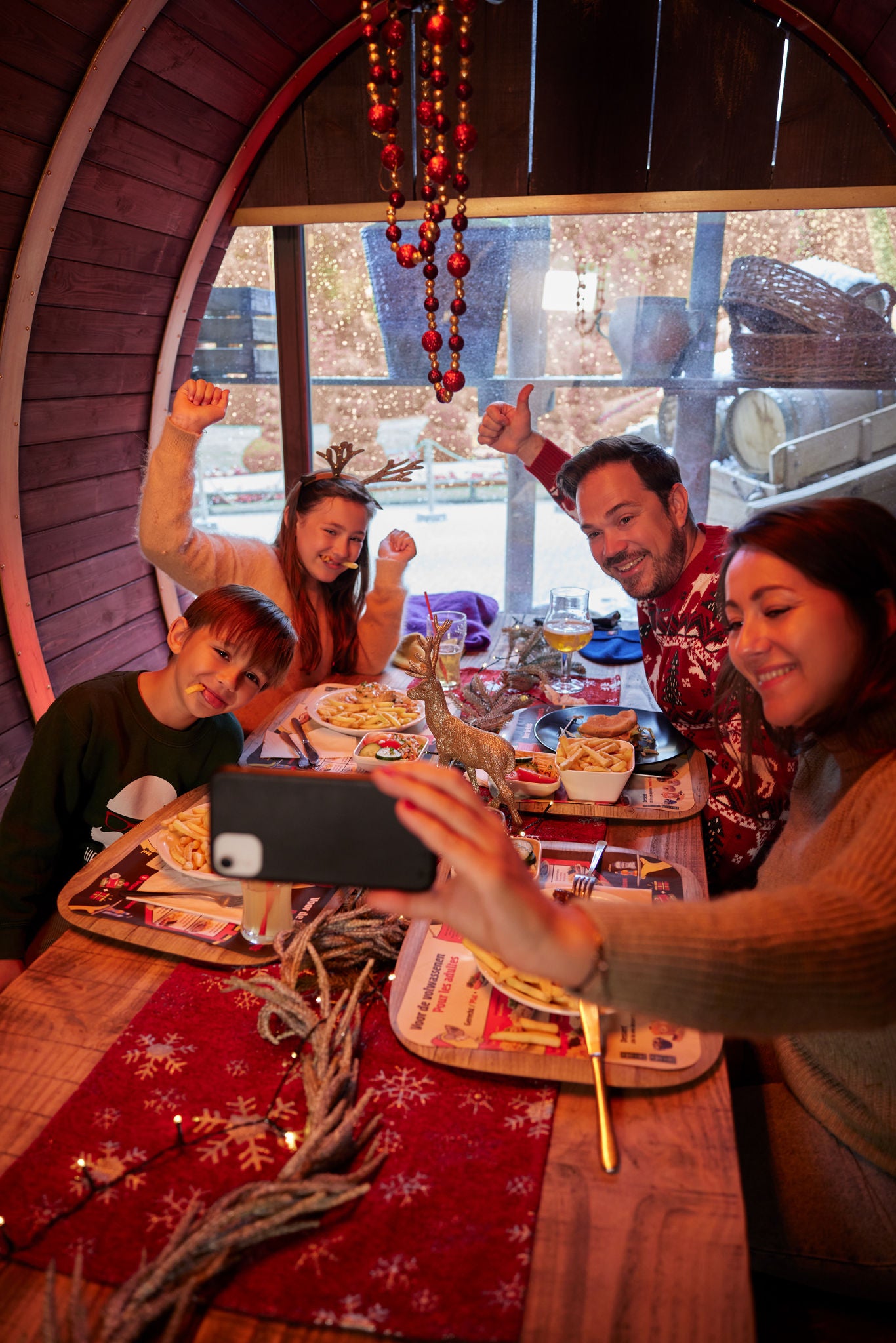 Fotomoment van een gezin tijdens een kerstmaaltijd in The King's Table.