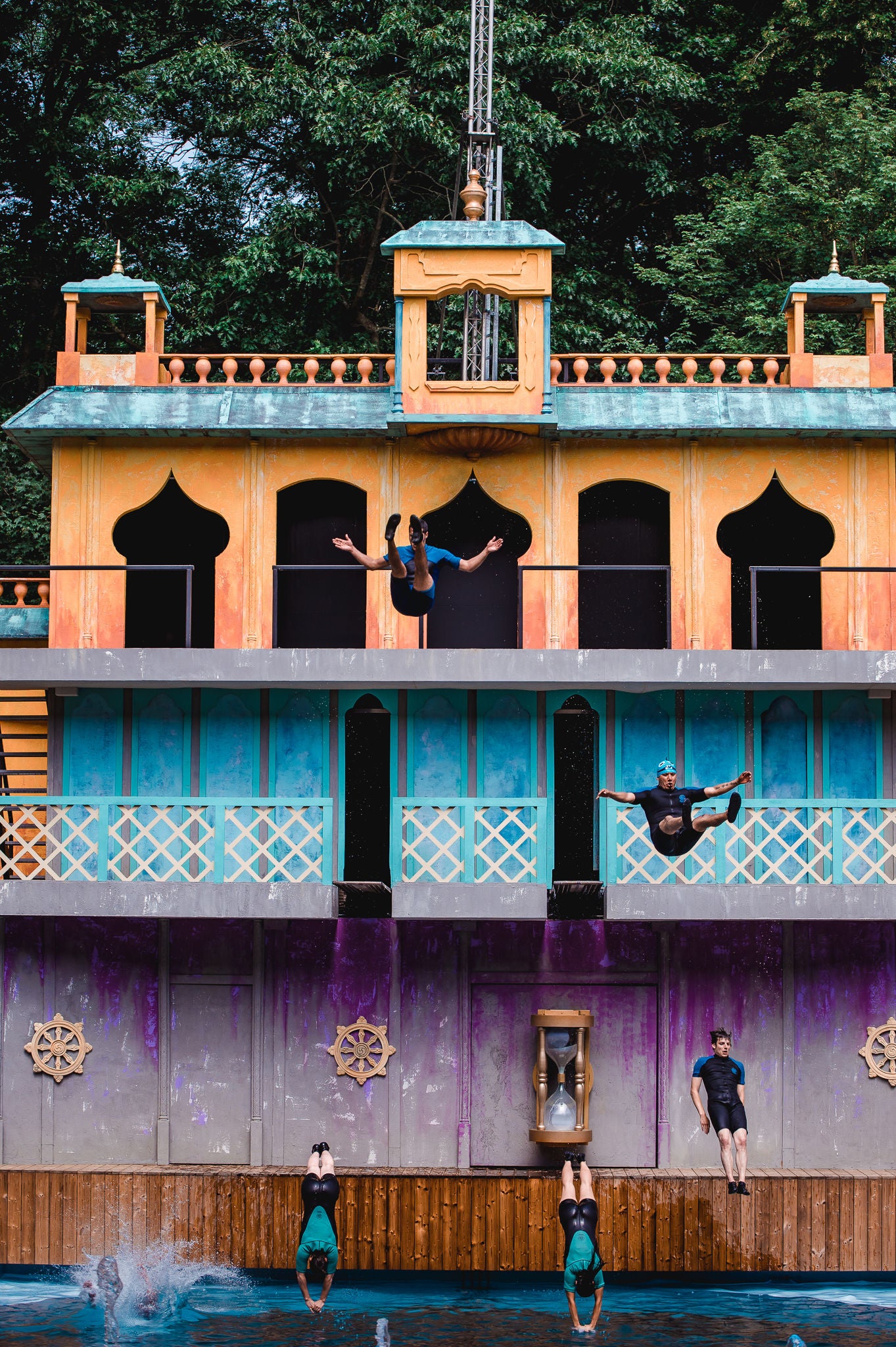 Duiksprongen van artiesten tijdens de Bengali Stunt & Dive Show.