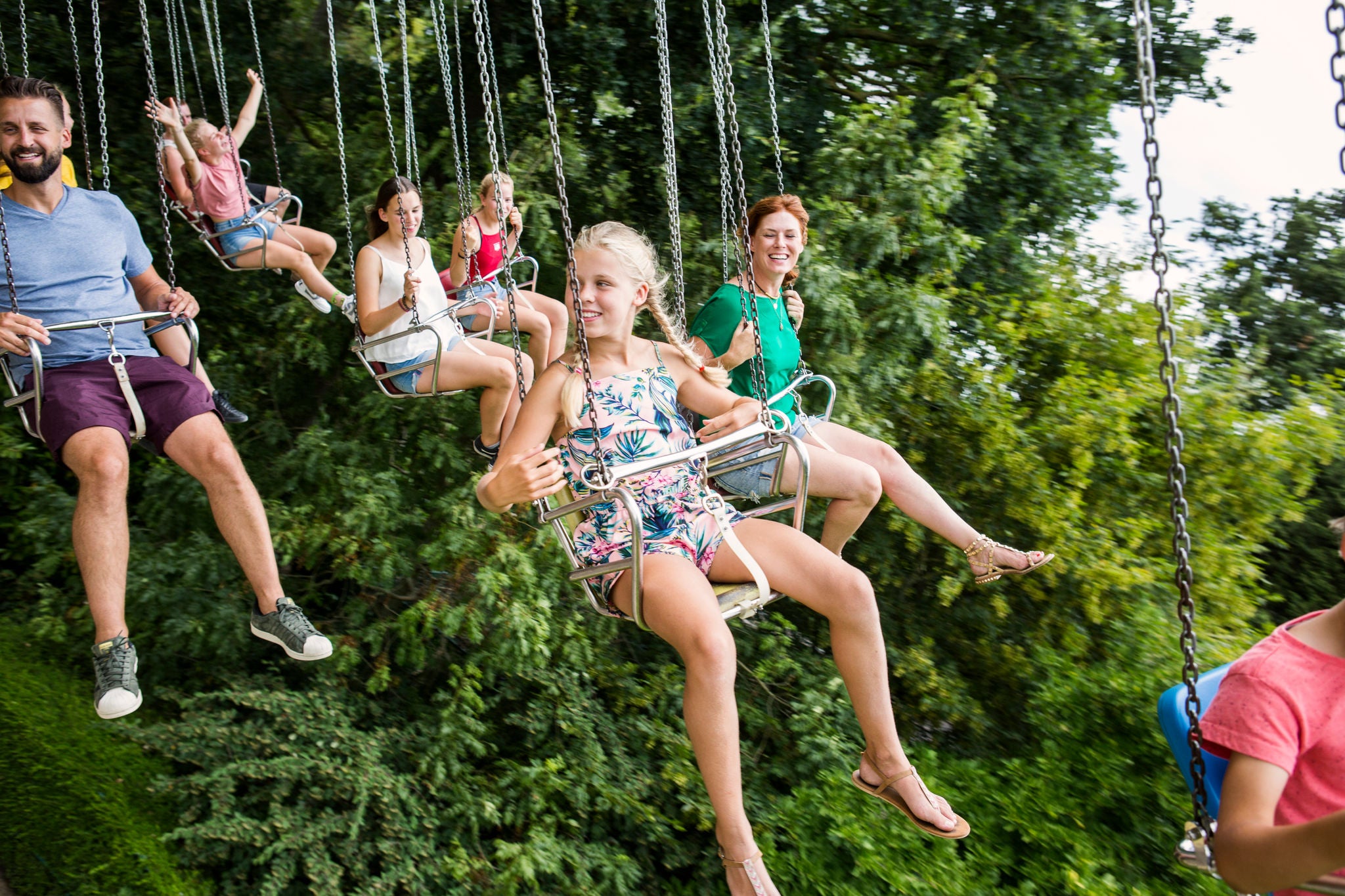 Gezin zweeft door de lucht tijdens een rit op de Flying Carrousel.