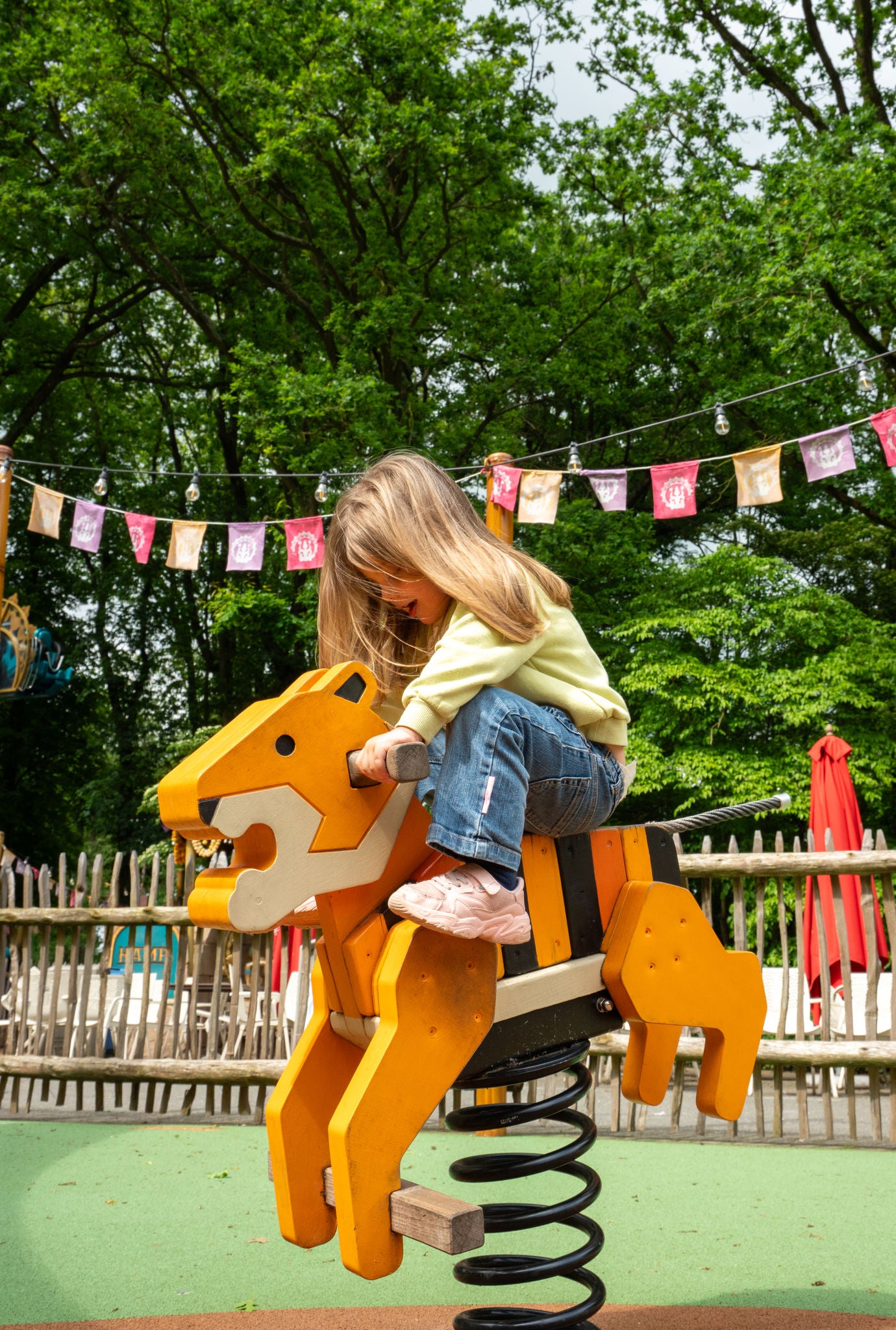 Meisje speelt op een veertoestel van Hampi Playground.