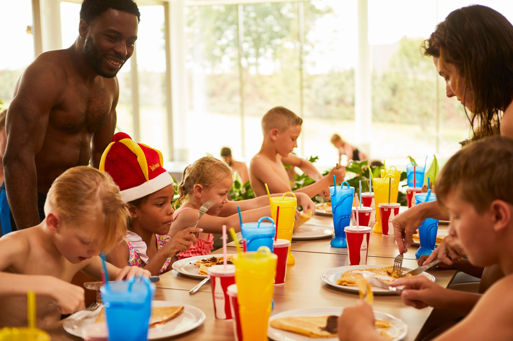 Dochter viert haar verjaardagsfeest in Garden Café. Ze eet er samen met vrienden pannenkoeken terwijl de ouders toekijken.