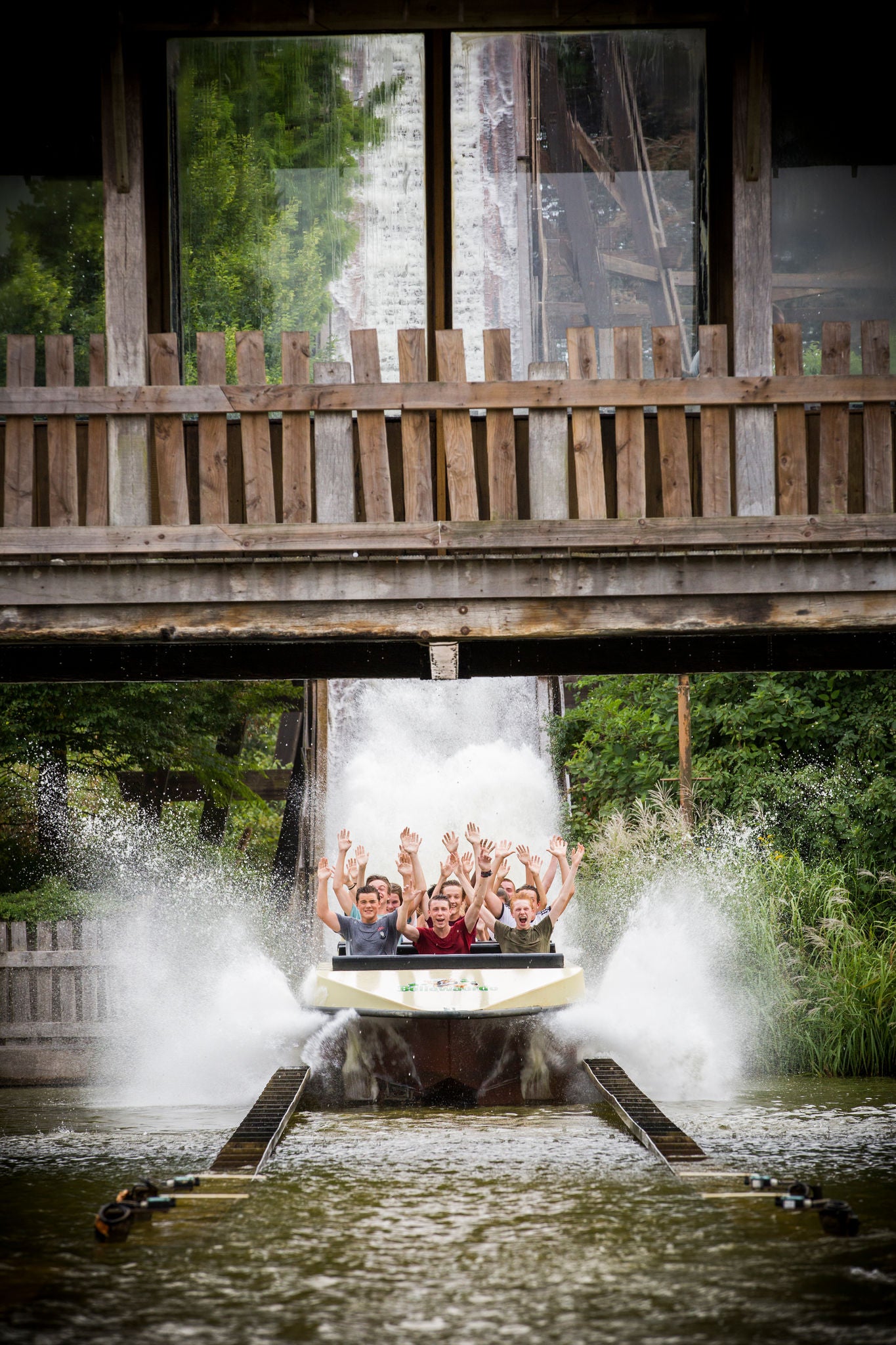 Niagara boot met jongeren maakt een grote golf water.