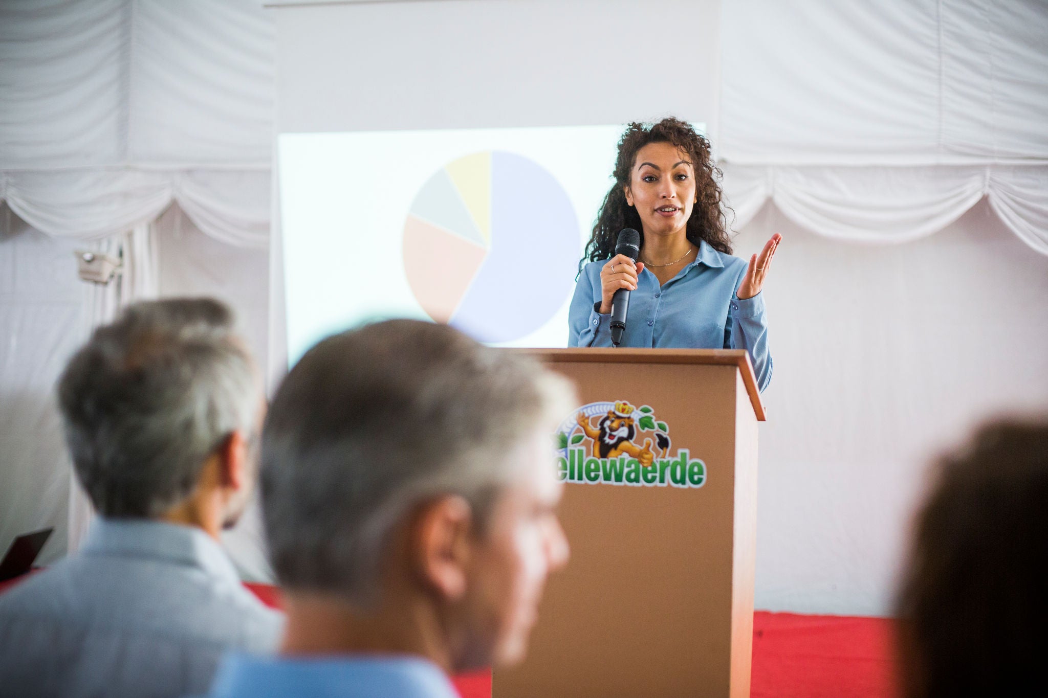 Toespraak door een collega in de VIP-tent.