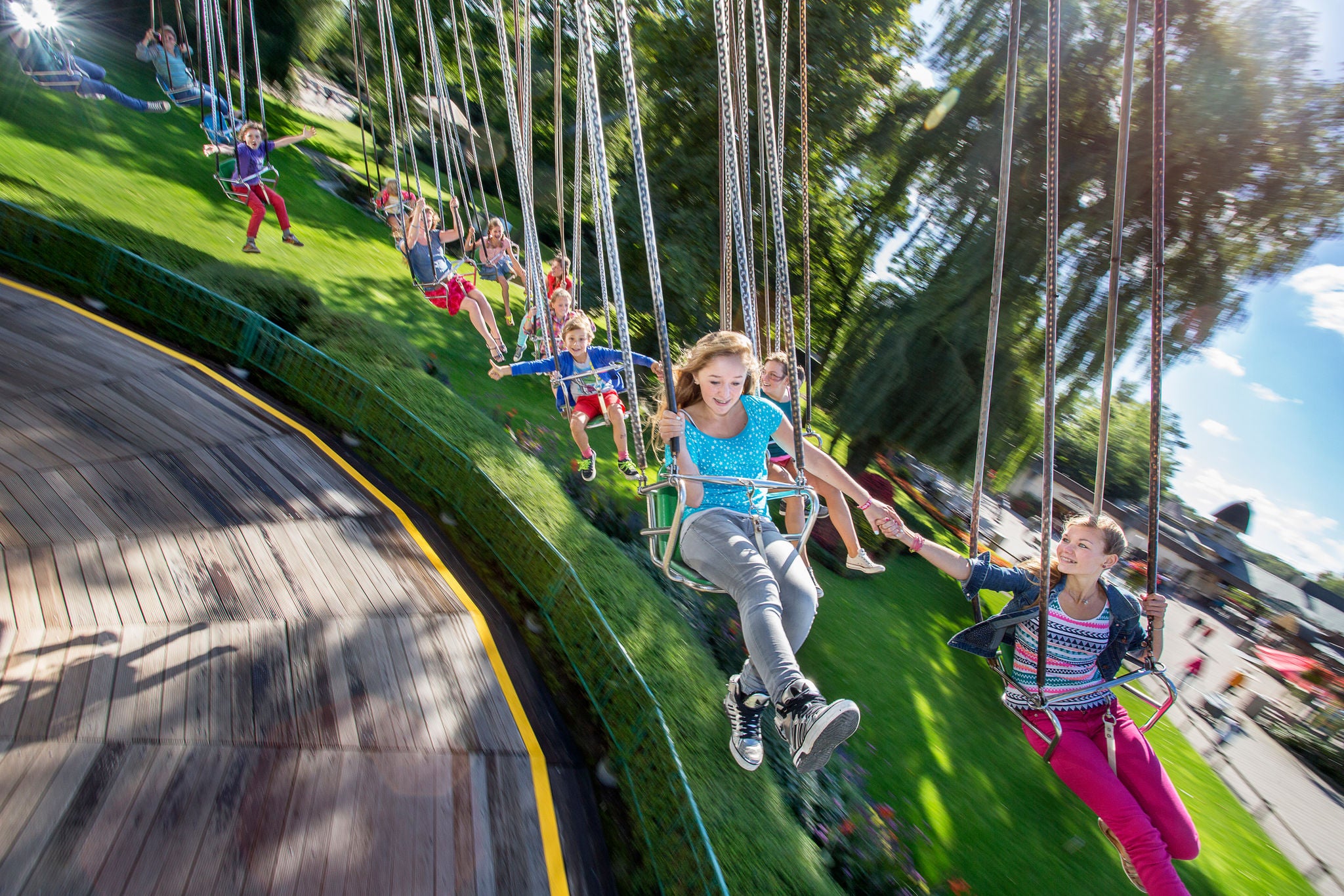 Vriendinnen zweven door de lucht tijdens een rit op de Flying Carrousel.