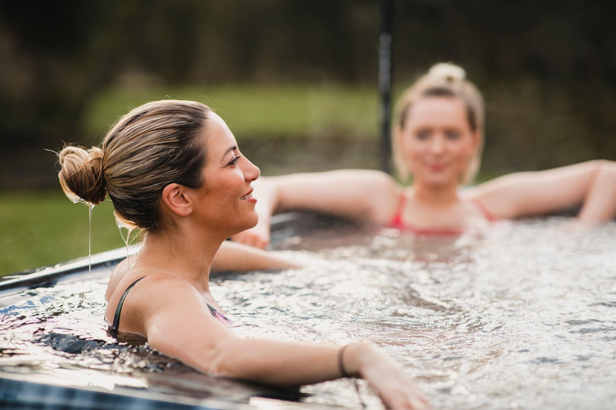 Vrouwen genieten in een jacuzzi tijdens de Wellness Days.