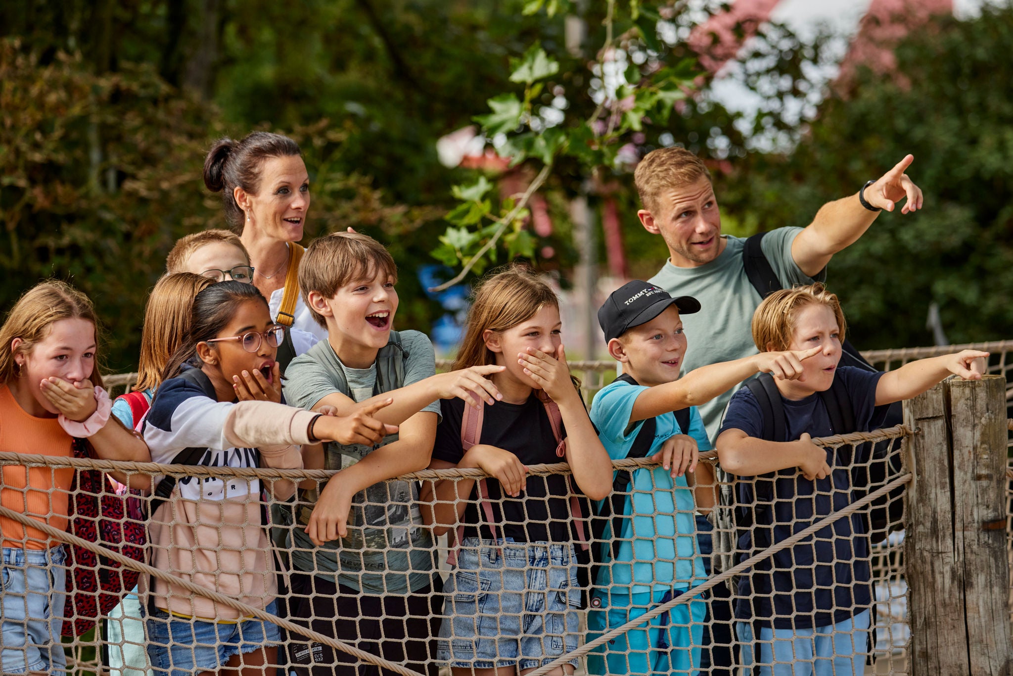 Leerlingen wijzen samen met de leerkrachten naar de dieren in de Savanne.