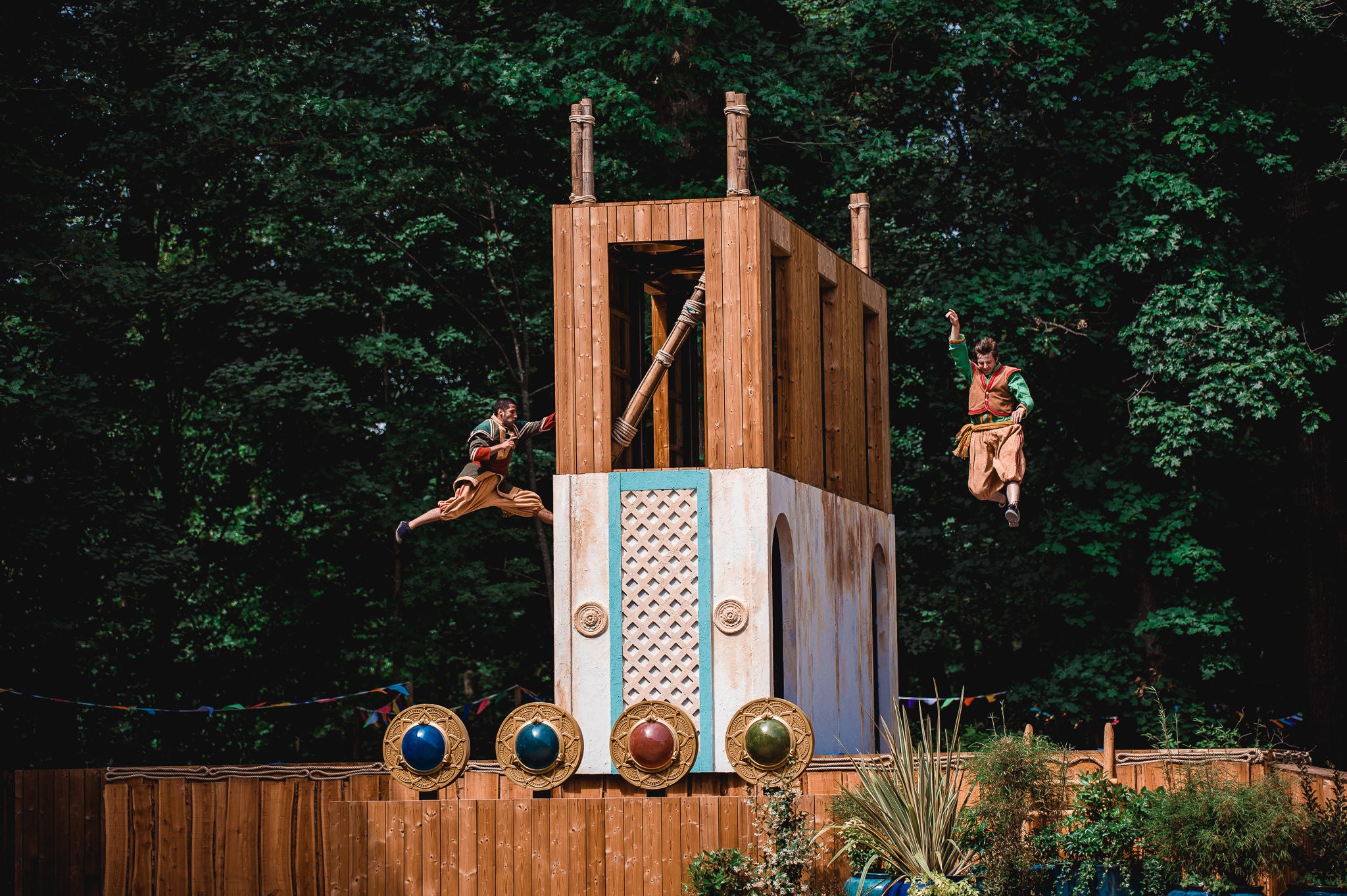 Trampolinespringen door artiesten tijdens de Bengali Stunt & Dive Show.