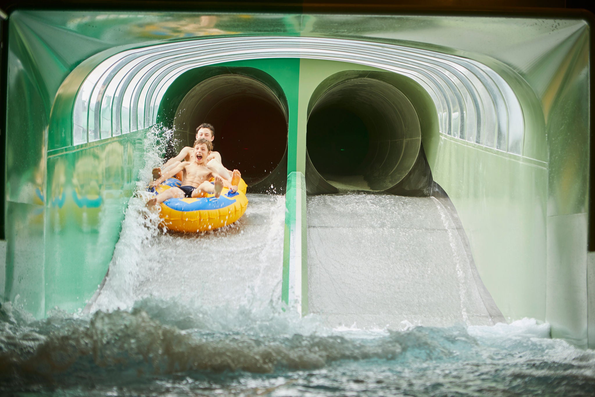 Jongens glijden samen in een band van de Splash Clash.