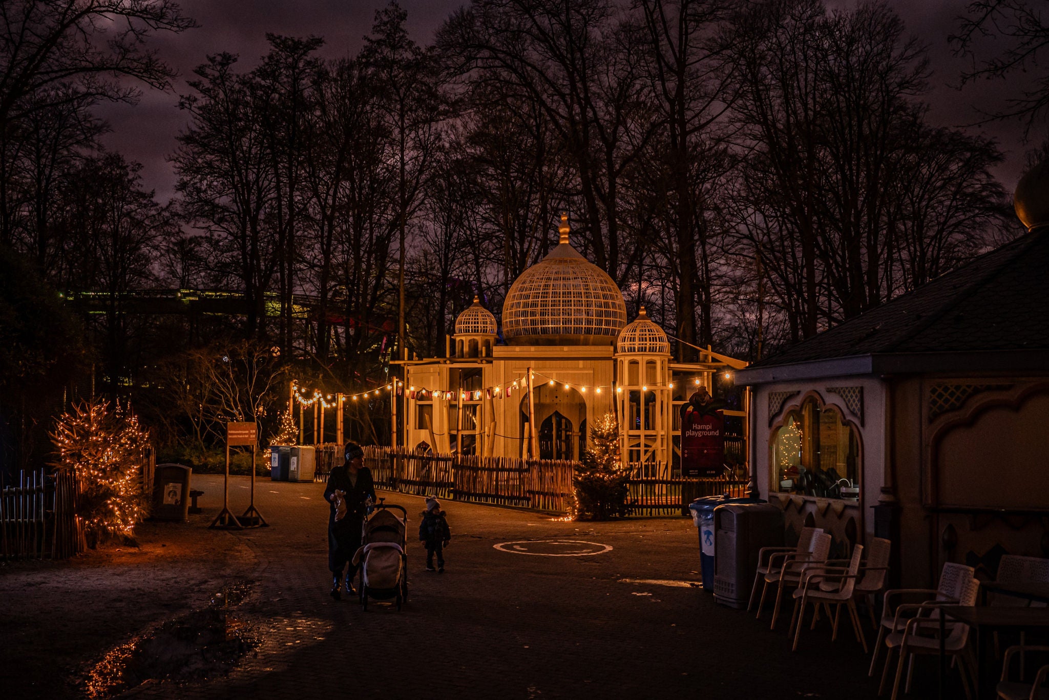 hampi-playground-kerstdecoratie-kerstbomen-nacht