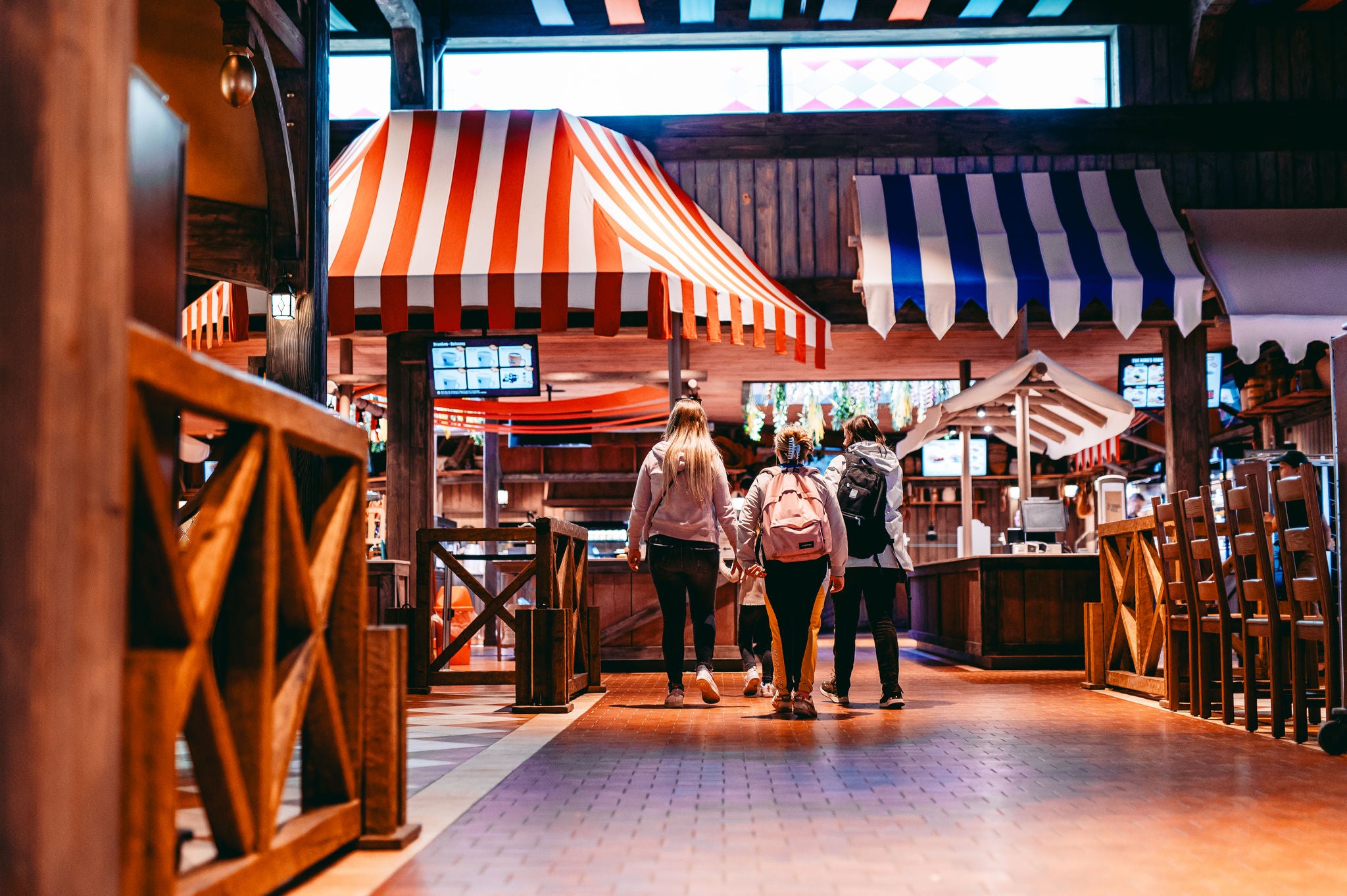 Bezoekers wandelen door het koningsbuffet in The King’s Table.