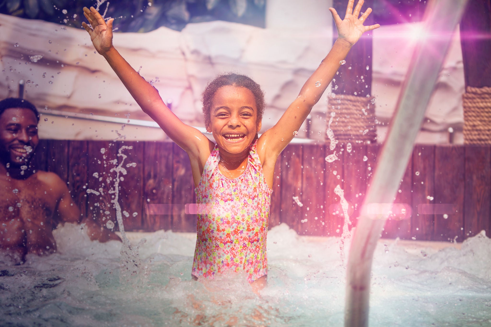 Meisje strekt de armen en geniet in de jacuzzi van de Wellness tijdens de Color Party.