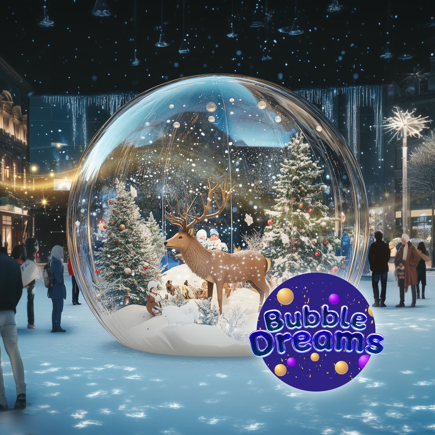 Logo Bubble Dreams. Bezoekers wandelen langs een grote sneeuwbol met daarin een edelhert en een sneeuwlandschap in Bubble Dreams.