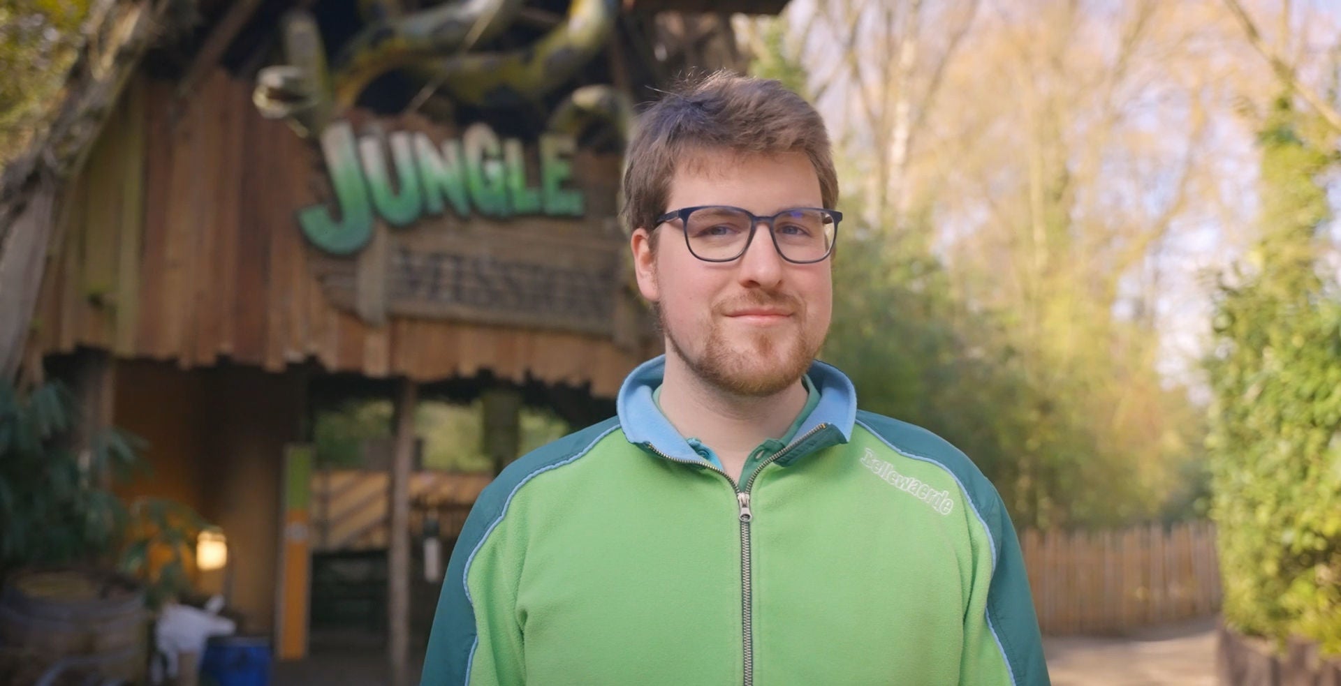 Tom voor de ingang van Jungle Mission.