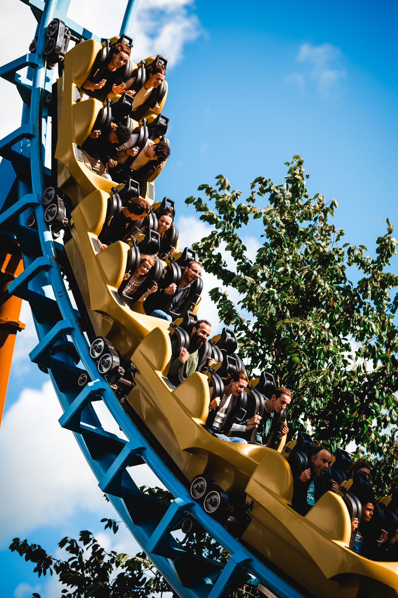 Trein van de Boomerang in de cobra roll.