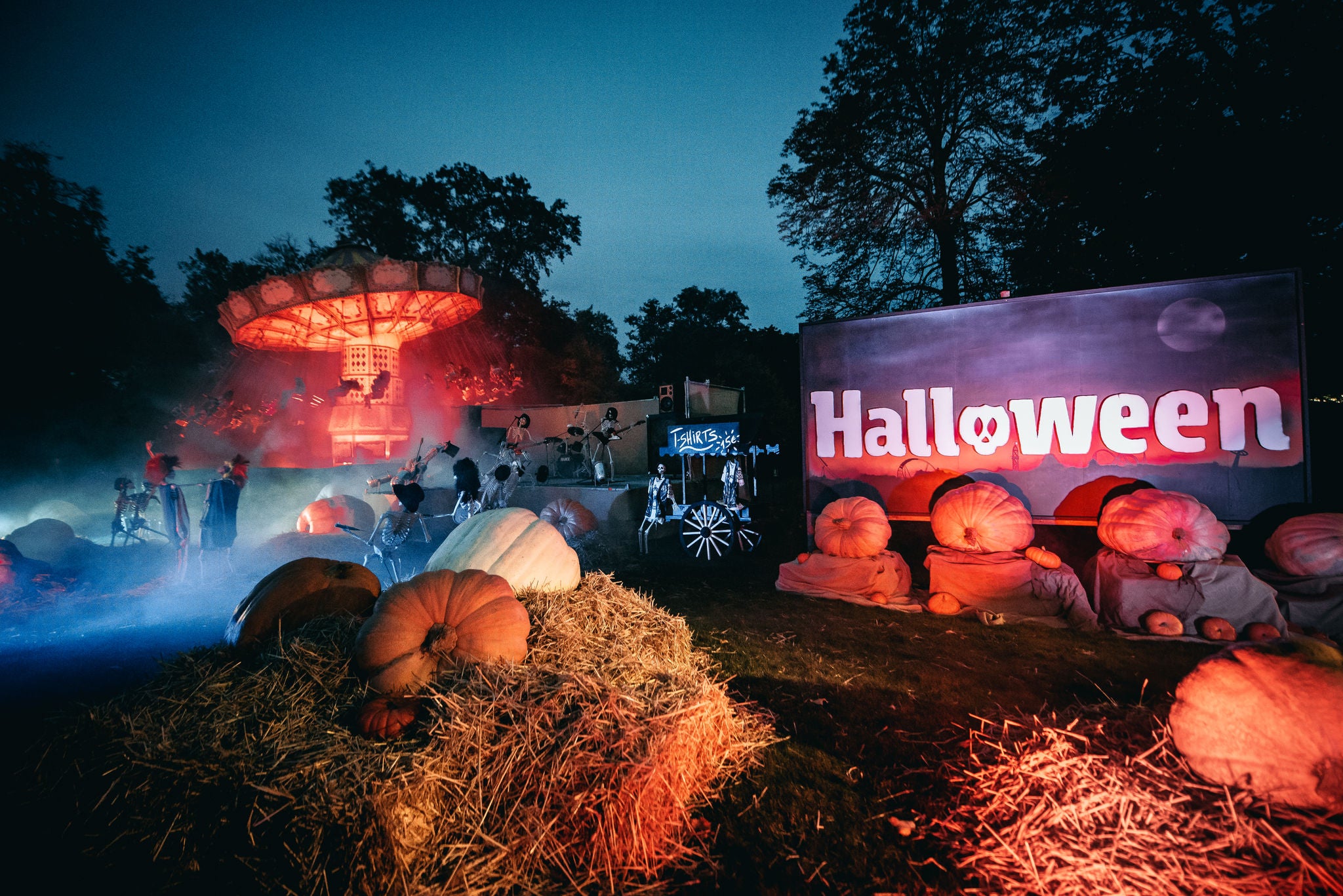 Pompoenen en een orkest van skeletten voor de Flying Carrousel als halloweendecoratie.