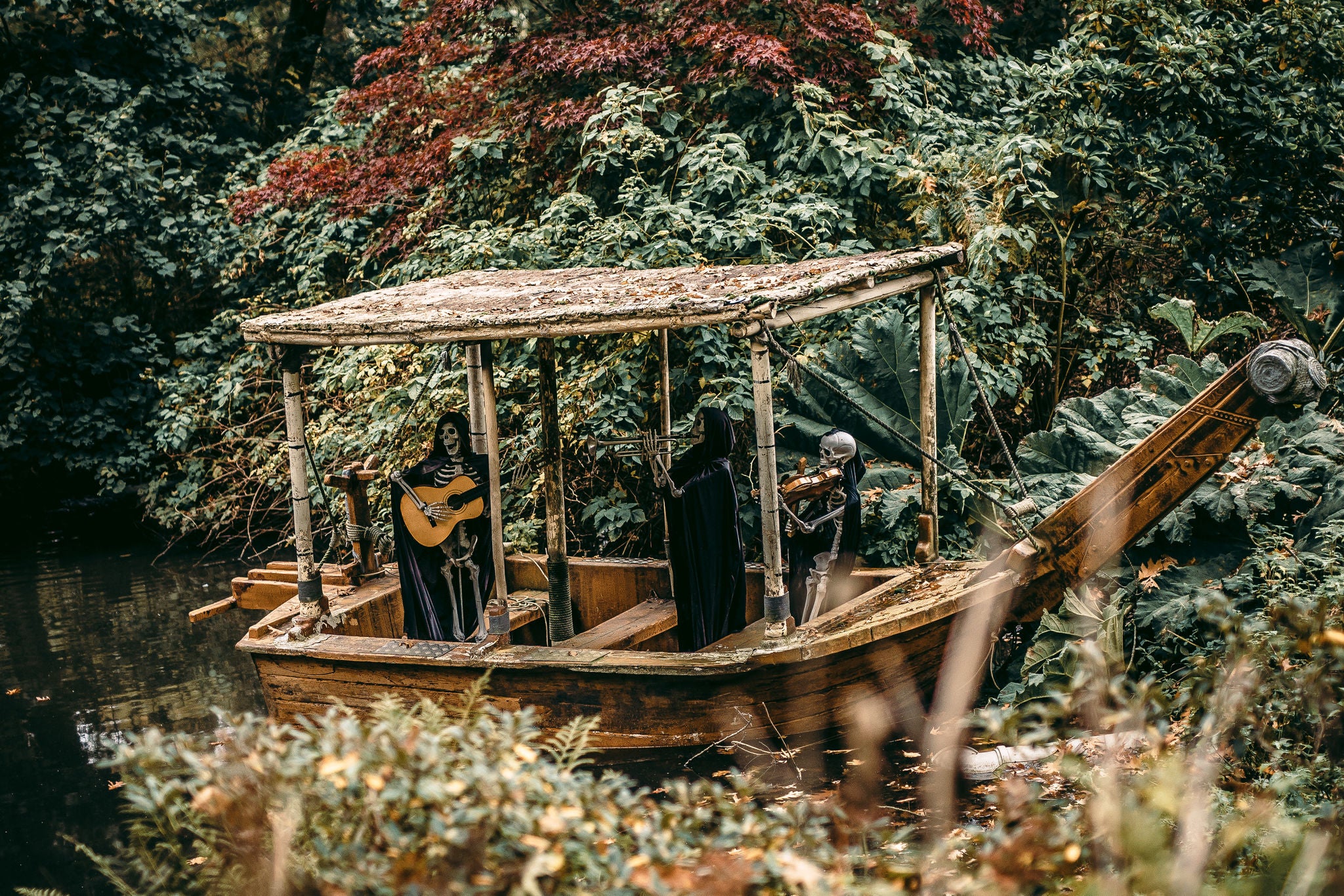 Skeletten vormen een romantisch orkest in een boot als halloweendecoratie.